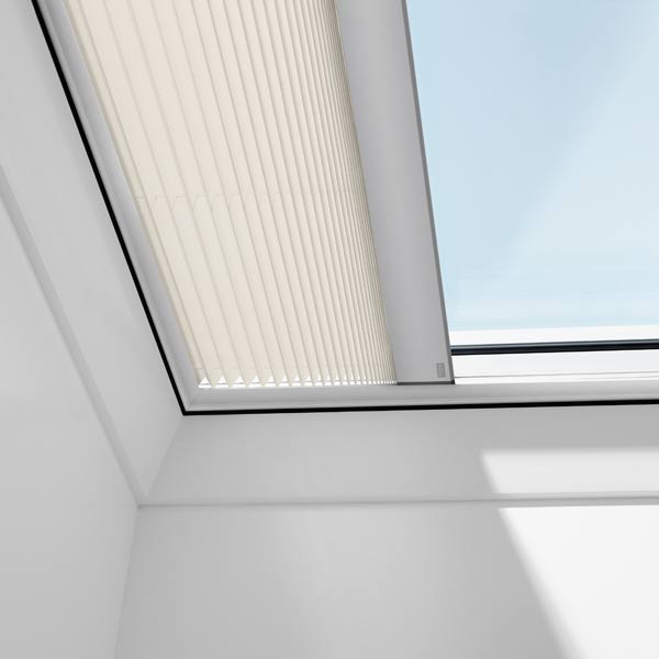 Detailaufnahme eines VELUX Elektro-Plissee FMG für Flachdachfenster mit hellem Dekor